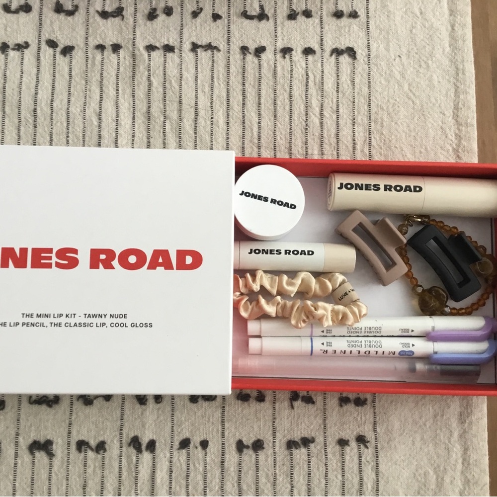 Jones Road make up box . Comes empty.